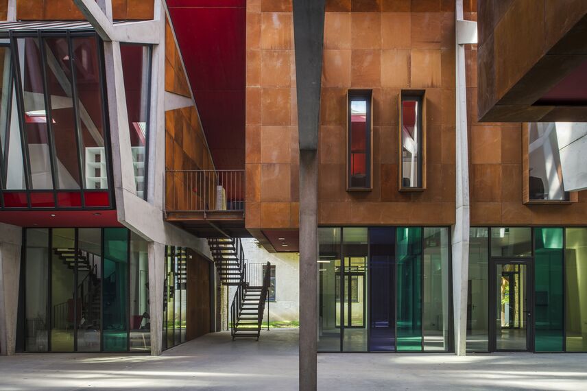 SlimLine 38 Fenêtres, ConceptDoor 45Pa Portes, ThermoSystem 68 Fenêtres, CW 50 Standard Murs rideaux et CW 50 Murs rideaux - Office building Halle de la Madeleine situé à Nantes, France