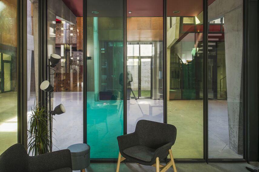 SlimLine 38 Fenêtres, ConceptDoor 45Pa Portes, ThermoSystem 68 Fenêtres, CW 50 Standard Murs rideaux et CW 50 Murs rideaux - Office building Halle de la Madeleine situé à Nantes, France