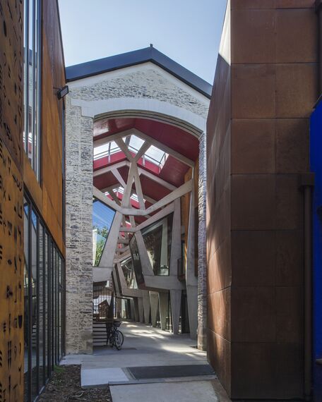 SlimLine 38 Fenêtres, ConceptDoor 45Pa Portes, ThermoSystem 68 Fenêtres, CW 50 Standard Murs rideaux et CW 50 Murs rideaux - Office building Halle de la Madeleine situé à Nantes, France