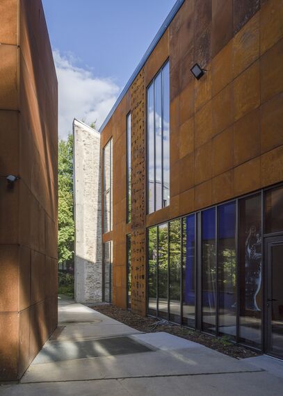 SlimLine 38 Fenêtres, ConceptDoor 45Pa Portes, ThermoSystem 68 Fenêtres, CW 50 Standard Murs rideaux et CW 50 Murs rideaux - Office building Halle de la Madeleine situé à Nantes, France