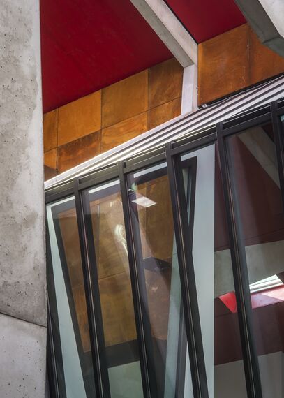 SlimLine 38 Fenêtres, ConceptDoor 45Pa Portes, ThermoSystem 68 Fenêtres, CW 50 Standard Murs rideaux et CW 50 Murs rideaux - Office building Halle de la Madeleine situé à Nantes, France