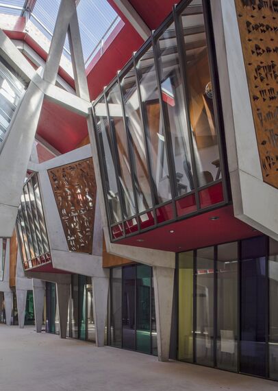 SlimLine 38 Fenêtres, ConceptDoor 45Pa Portes, ThermoSystem 68 Fenêtres, CW 50 Standard Murs rideaux et CW 50 Murs rideaux - Office building Halle de la Madeleine situé à Nantes, France