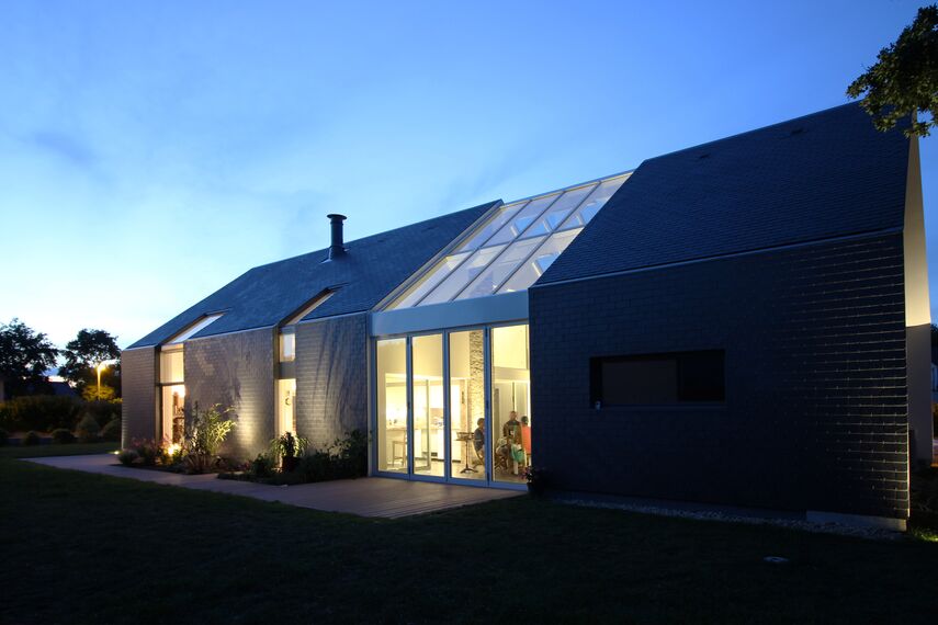 ConceptWall 50 Murs rideaux, ThermoSystem 68 Fenêtres, ConceptPatio 68 Coulissants et ConceptFolding 77 Coulissants - House Bioclimatic Private House situé à Crach, France