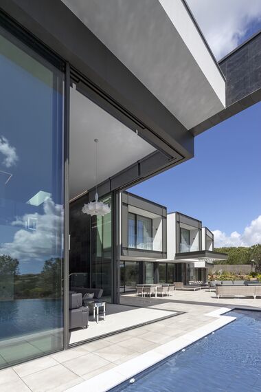 SlimLine 38 Portes, HiFinity Coulissants et ConceptFolding 77 Coulissants - House Pattan - House 3 situé àEspagne