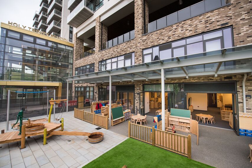 Vision 50 Portes, ConceptSystem 77 Fenêtres, ConceptFolding 77 Coulissants, CW 50 Standard Murs rideaux et CW 50 Murs rideaux - Complexe immobilier Holy Trinity School and Vibe Apartments situé à London, Royaume-Uni