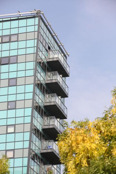 Vision 50 Portes, ConceptWall 50 Murs rideaux, ConceptSystem 68 Portes et ES 50 Fenêtres - Complexe immobilier Enfield Central situé à Enfield, Royaume-Uni