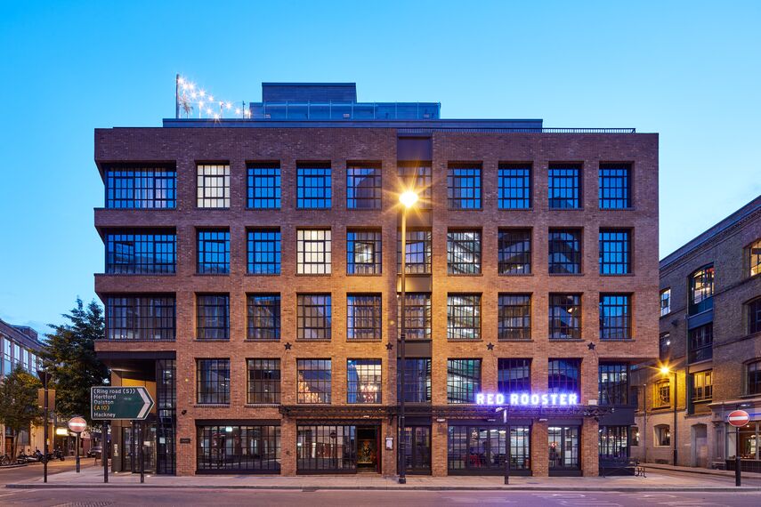 ConceptPatio 130 Coulissants, SlimLine 38 Portes et ConceptWall 50 Murs rideaux - The Curtain Hotel situé à London, Royaume-Uni