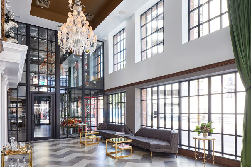 ConceptPatio 130 Coulissants, SlimLine 38 Portes et ConceptWall 50 Murs rideaux - The Curtain Hotel situé à London, Royaume-Uni