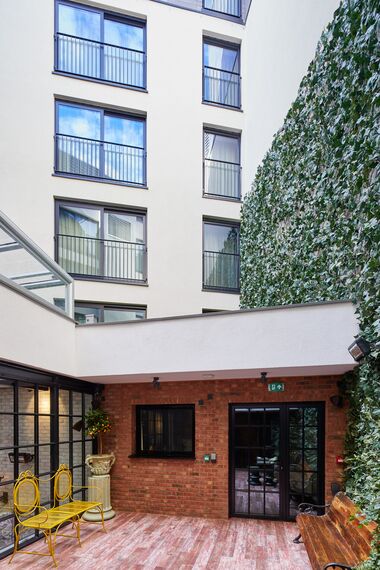 ConceptPatio 130 Coulissants, SlimLine 38 Portes et ConceptWall 50 Murs rideaux - The Curtain Hotel situé à London, Royaume-Uni