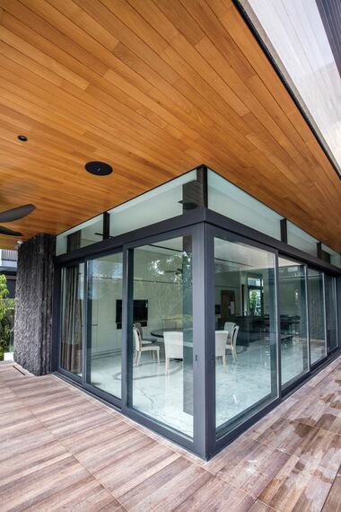 ConceptSystem 59 Fenêtres et CP 96 Coulissants - Villa 11 Sunridge Park situé àSingapour