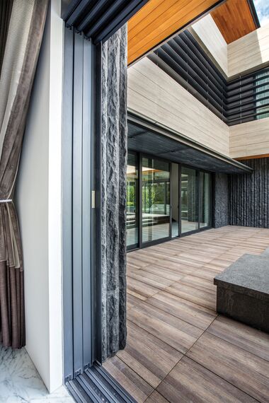 ConceptSystem 59 Fenêtres et CP 96 Coulissants - Villa 11 Sunridge Park situé àSingapour