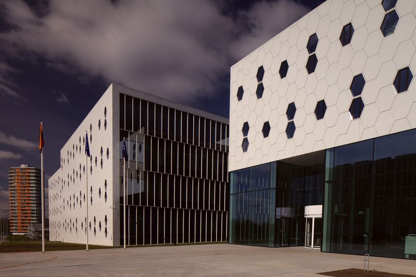 CI 45 Fenêtres, ConceptSystem 77 Portes, ConceptSystem 77 Fenêtres et CW 50-HI Murs rideaux - College/University National Centre  of Physical and Technological Sciences situé à Vilnius, Lituanie