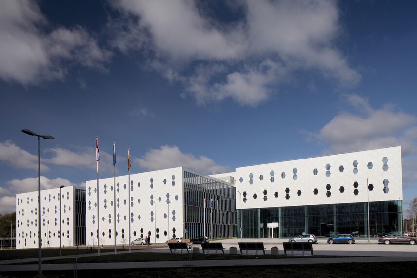 CI 45 Fenêtres, ConceptSystem 77 Portes, ConceptSystem 77 Fenêtres et CW 50-HI Murs rideaux - College/University National Centre  of Physical and Technological Sciences situé à Vilnius, Lituanie