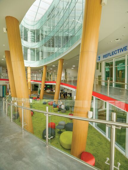 EcoSystem 50 Fenêtres et CW 50-HI Murs rideaux - School Swiss Scientific International School situé à Dubai, Émirats arabes unis