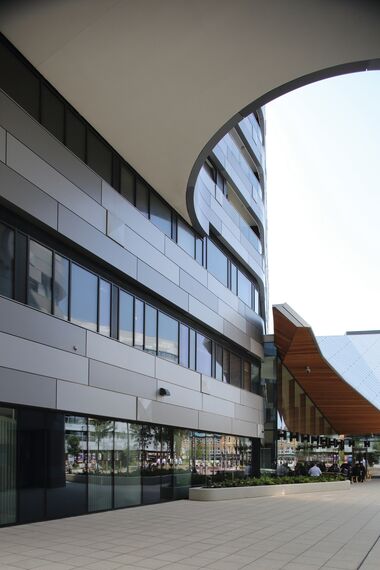 CS 86-HI (c) Systèmes annulés, ConceptWall 50 Murs rideaux, ConceptPatio 130 Coulissants, Vision 50 Portes et ConceptSystem 77 Fenêtres - Complexe immobilier Greenwich Square situé à London, Royaume-Uni