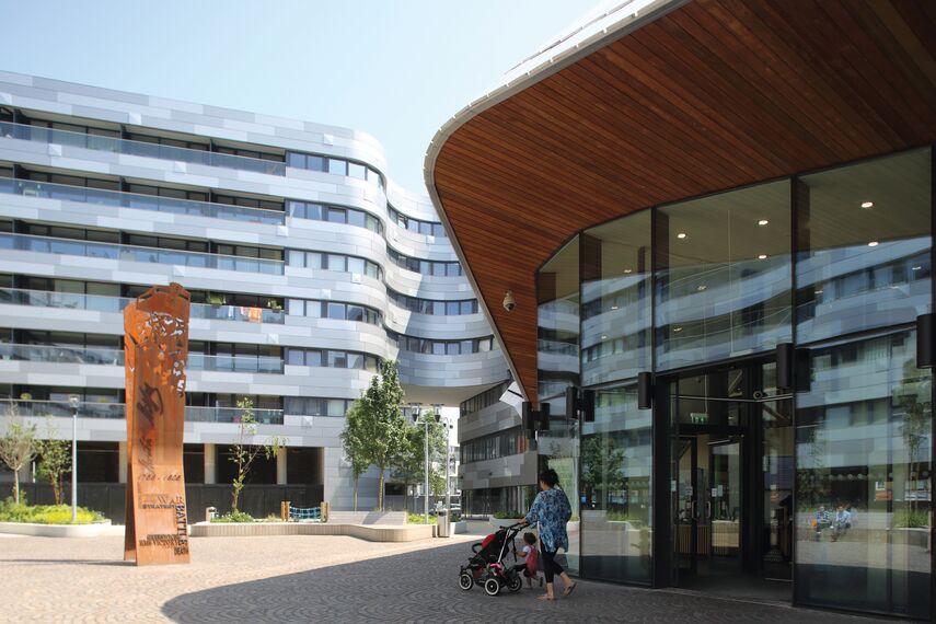 CS 86-HI (c) Systèmes annulés, ConceptWall 50 Murs rideaux, ConceptPatio 130 Coulissants, Vision 50 Portes et ConceptSystem 77 Fenêtres - Complexe immobilier Greenwich Square situé à London, Royaume-Uni