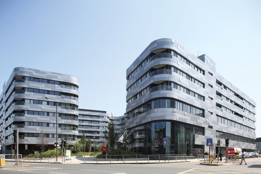 CS 86-HI (c) Systèmes annulés, ConceptWall 50 Murs rideaux, ConceptPatio 130 Coulissants, Vision 50 Portes et ConceptSystem 77 Fenêtres - Complexe immobilier Greenwich Square situé à London, Royaume-Uni