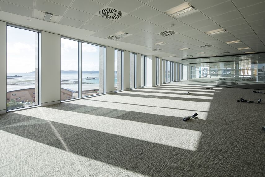 ConceptWall 50 Murs rideaux, ConceptWall 86 Murs rideaux, ConceptSystem 77 Fenêtres, ConceptSystem 68 Fenêtres et CW 50-FP Murs rideaux - Office building Jersey Esplanade situé à Jersey, Royaume-Uni