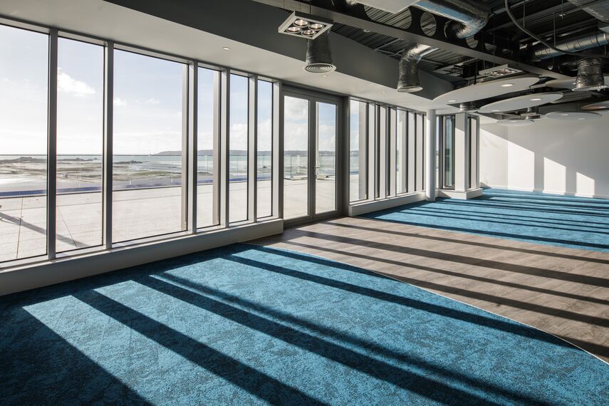 ConceptWall 50 Murs rideaux, ConceptWall 86 Murs rideaux, ConceptSystem 77 Fenêtres, ConceptSystem 68 Fenêtres et CW 50-FP Murs rideaux - Office building Jersey Esplanade situé à Jersey, Royaume-Uni