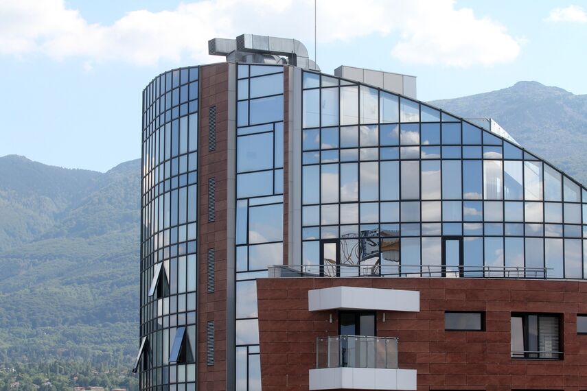 ConceptWall 50 Murs rideaux, ConceptSystem 77 Portes, ConceptSystem 77 Fenêtres et BriseSoleil 40 Brise Soleil - Silver city tower residential complex situé à Sofia, Bulgarije