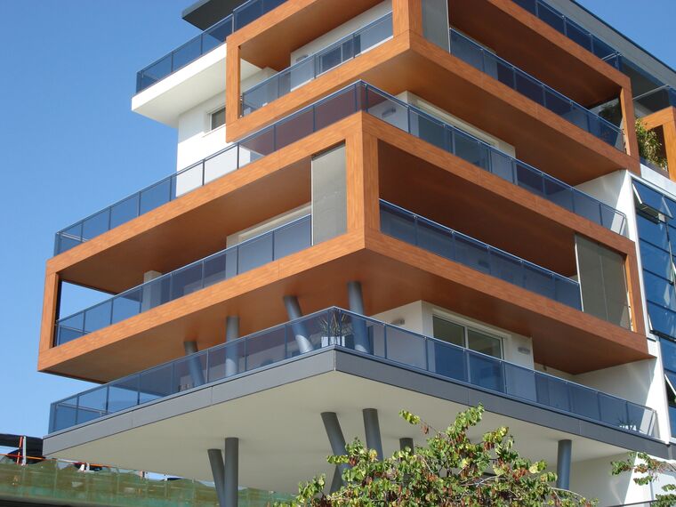 ConceptPatio 130 Coulissants, ConceptWall 50 Murs rideaux, ThermoSystem 68 Fenêtres et ConceptPatio 68 Coulissants - Complexe immobilier Tree House situé à Lignano Sabbiadoro, Italie