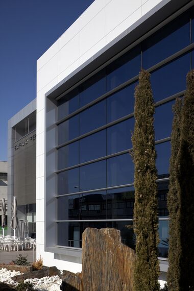 EcoSystem 50 Portes, ConceptSystem 77 Fenêtres, ConceptSystem 77 Portes, EcoSystem 50 Fenêtres et ConceptWall 50 Murs rideaux - Ferbocar situé à Madrid, Espagne