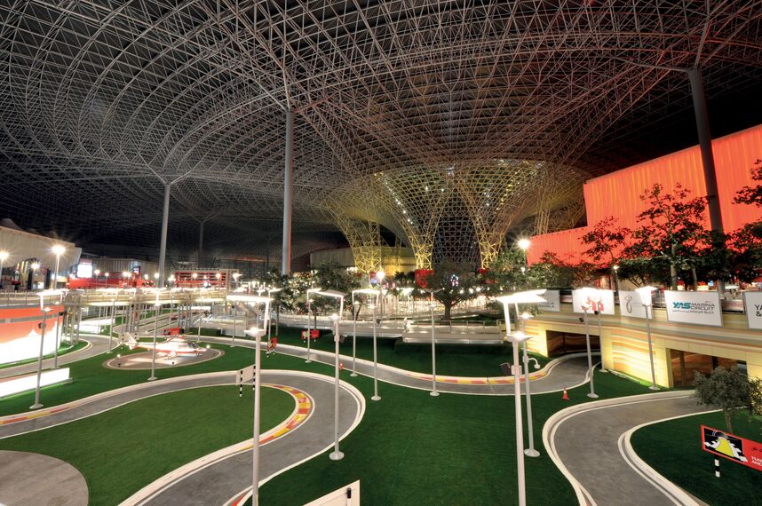 ConceptWall 86 Murs rideaux - Ferrari World Abu Dhabi situé à Abu Dhabi, Émirats arabes unis