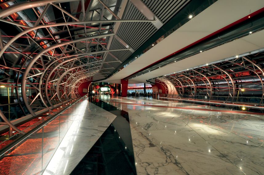 ConceptWall 86 Murs rideaux - Ferrari World Abu Dhabi situé à Abu Dhabi, Émirats arabes unis
