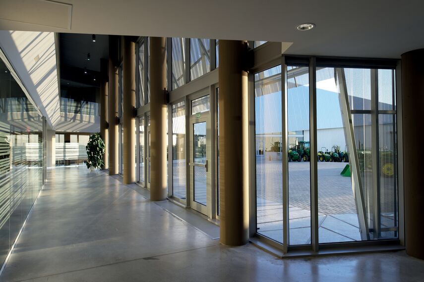 ConceptWall 50 Murs rideaux - Office building Sede John Deere situé à Parla, Espagne