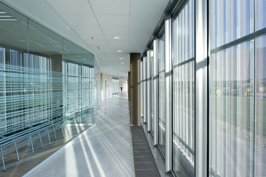 ConceptWall 50 Murs rideaux - Office building Sede John Deere situé à Parla, Espagne