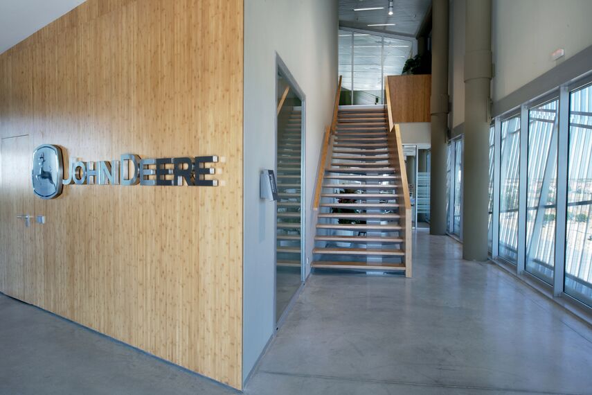 ConceptWall 50 Murs rideaux - Office building Sede John Deere situé à Parla, Espagne