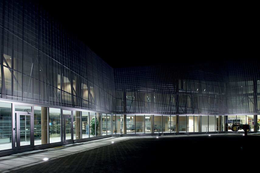 ConceptWall 50 Murs rideaux - Office building Sede John Deere situé à Parla, Espagne