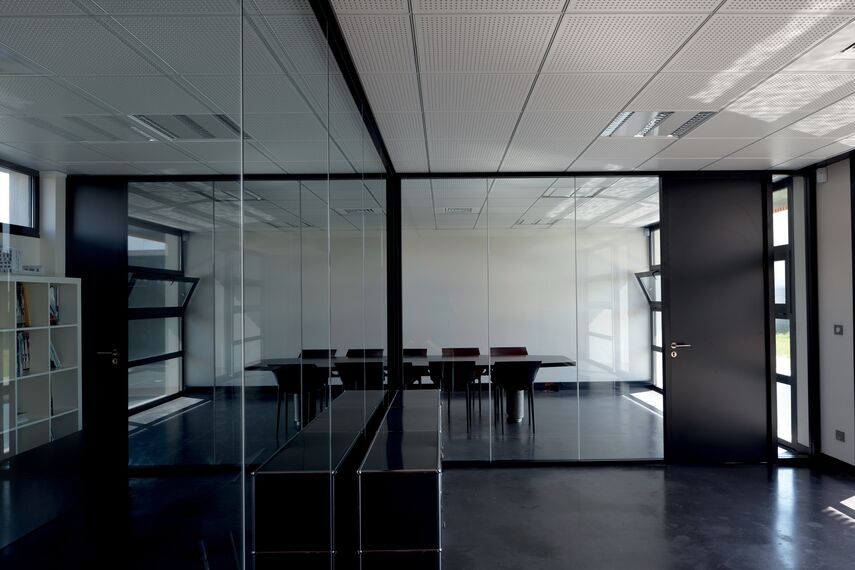 ThermoSystem 57 Portes, CP 50 Coulissants et ThermoSystem 57 Fenêtres - Office building BBC office building situé à Vaulx en Velin, France