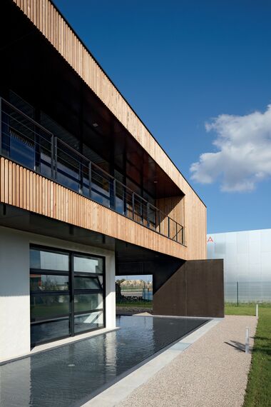 ThermoSystem 57 Portes, CP 50 Coulissants et ThermoSystem 57 Fenêtres - Office building BBC office building situé à Vaulx en Velin, France