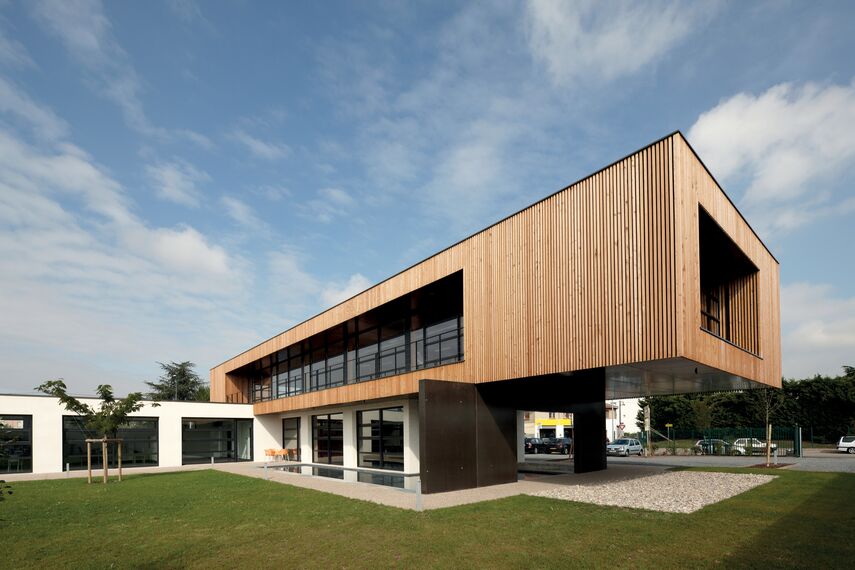 ThermoSystem 57 Portes, CP 50 Coulissants et ThermoSystem 57 Fenêtres - Office building BBC office building situé à Vaulx en Velin, France