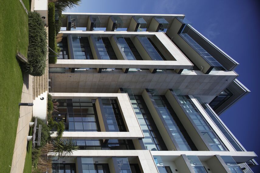 CP 96 Coulissants et ConceptWall 50 Murs rideaux - Complexe immobilier Azure Project situé à Plymouth, Royaume-Uni