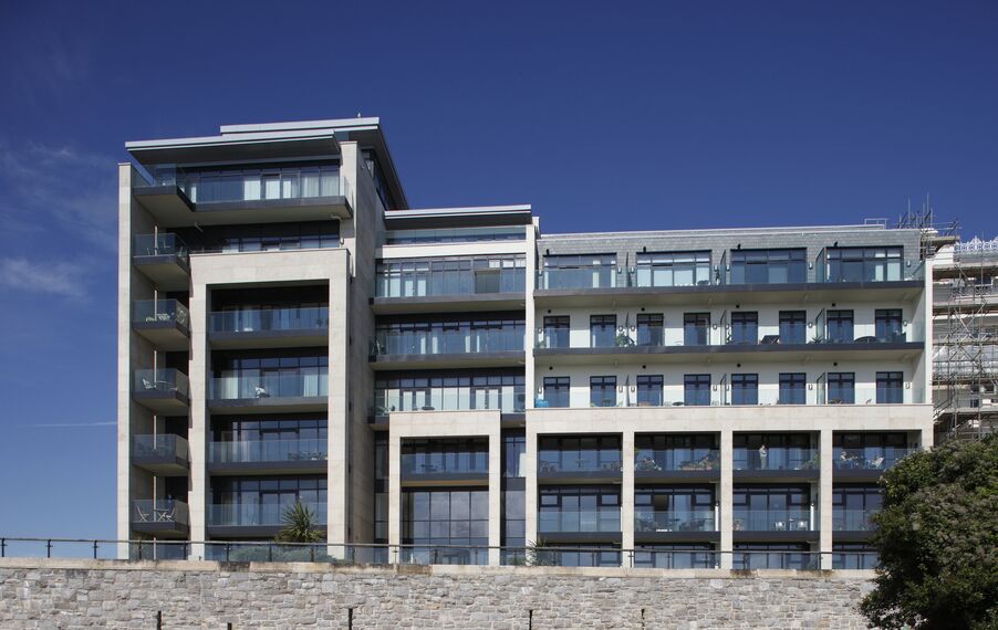 CP 96 Coulissants et ConceptWall 50 Murs rideaux - Complexe immobilier Azure Project situé à Plymouth, Royaume-Uni