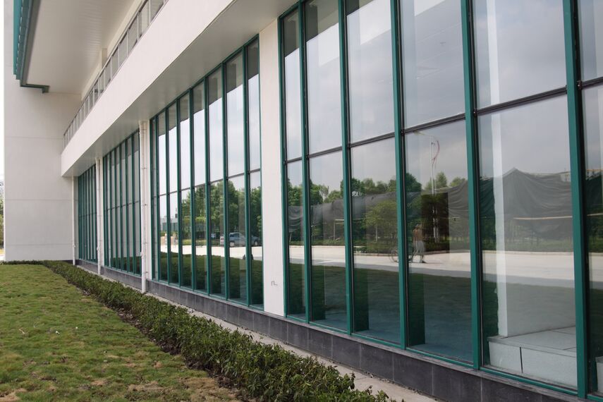 ConceptWall 60 Murs rideaux et BriseSoleil 100 Brise Soleil - Sports centre Shanghai Qizhong Tennis Centre situé à Shanghai, Chine