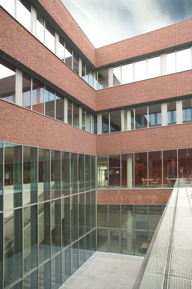 ConceptWall 50 Murs rideaux - School Faculteit REGA - V&V Leuven situé à Leuven, Belgique