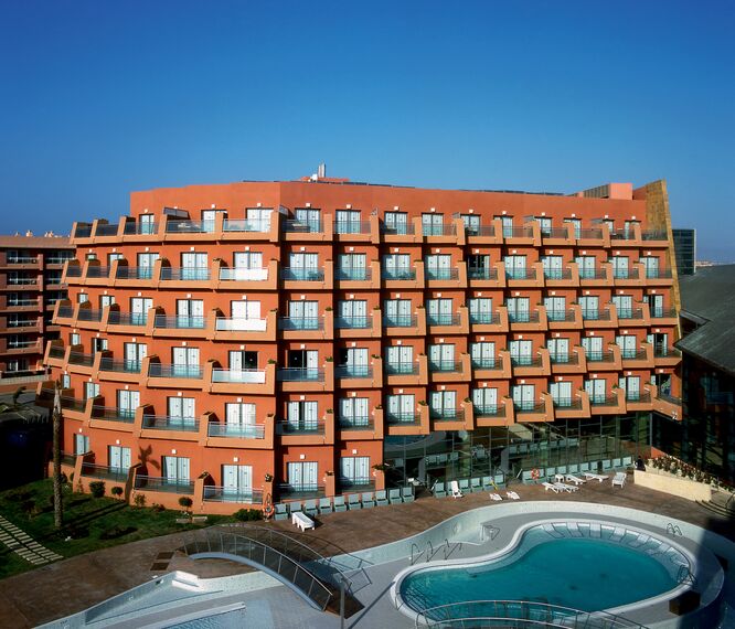 ConceptWall 50 Murs rideaux, ThermoRoof 200 Vérandas et RB 10 Produits Périphériques - Swimming pool Hotel Portobello situé à Roquetas de Mar (Almeria), Espagne