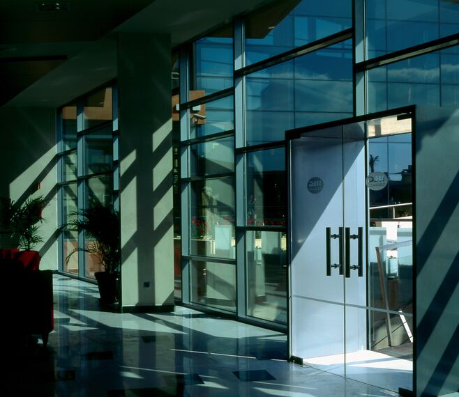 ConceptWall 50 Murs rideaux, ThermoRoof 200 Vérandas et RB 10 Produits Périphériques - Swimming pool Hotel Portobello situé à Roquetas de Mar (Almeria), Espagne