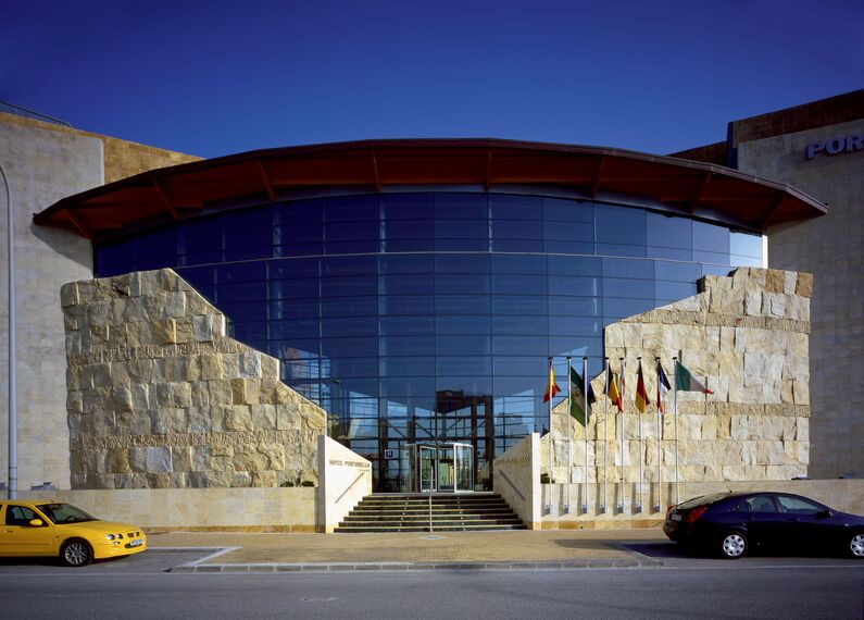ConceptWall 50 Murs rideaux, ThermoRoof 200 Vérandas et RB 10 Produits Périphériques - Swimming pool Hotel Portobello situé à Roquetas de Mar (Almeria), Espagne