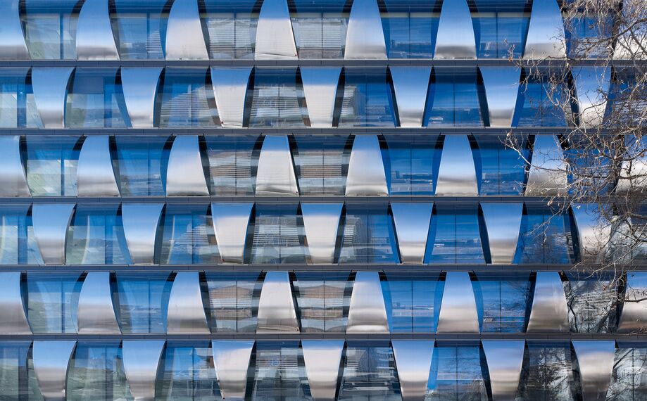 ConceptWall 50 Façades and ConceptSystem 68 Doors - Office building Blue building located in Madrid, Spain