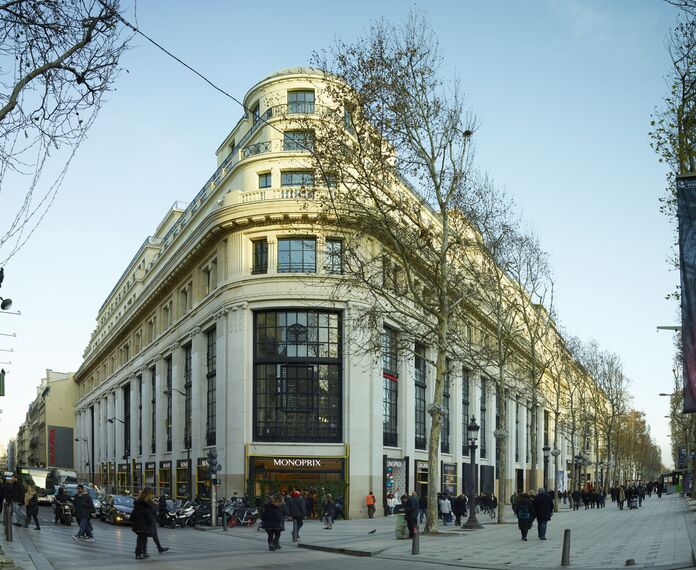 Shopping centre 52 Champs Elysées situé à Paris, France