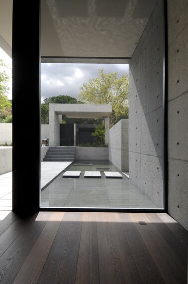 ConceptPatio 155 Coulissants et CS 68 Hidden Vent Fenêtres - Villa Concrete House situé à Madrid, Espagne