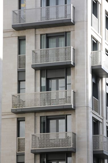 ConceptSystem 77 Portes, ConceptPatio 130 Coulissants, CS 86-HI (c) Systèmes annulés, CW 86 Standard Murs rideaux et CW 86-EF Murs rideaux - 190 The Strand situé à London, Royaume-Uni