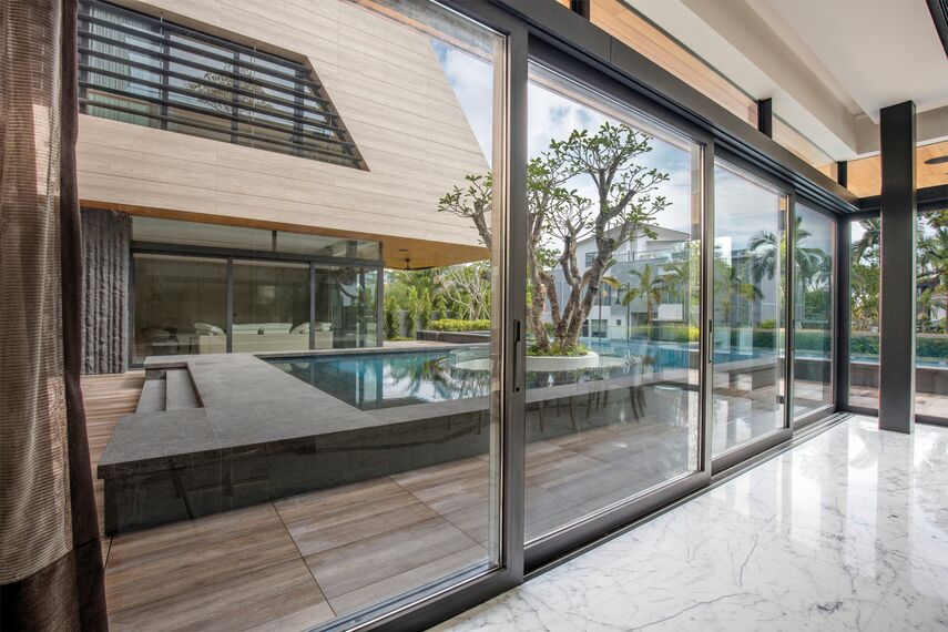 ConceptSystem 59 Fenêtres et CP 96 Coulissants - Villa 11 Sunridge Park situé àSingapour