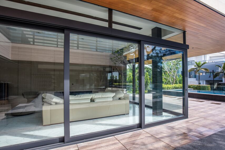 ConceptSystem 59 Fenêtres et CP 96 Coulissants - Villa 11 Sunridge Park situé àSingapour