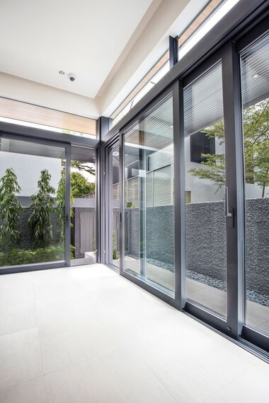 ConceptSystem 59 Fenêtres et CP 96 Coulissants - Villa 11 Sunridge Park situé àSingapour