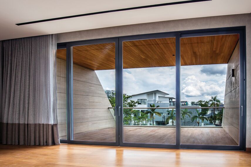 ConceptSystem 59 Fenêtres et CP 96 Coulissants - Villa 11 Sunridge Park situé àSingapour